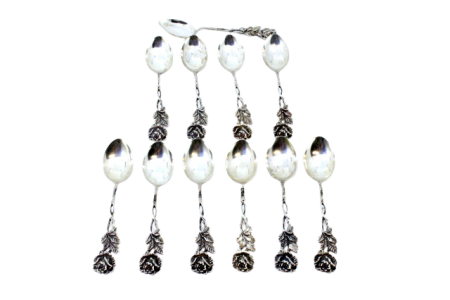 Conjunto de onze colheres de chá em prata recortada e cabos em forma de flores rameadas